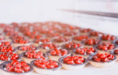 Taze kiraz çilek ve çikolata, arka plan ile bir tartlet çok güzel ve lezzetli kek. Yaz tatlısı