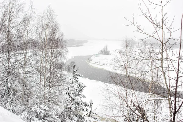 Zima rzeka na tle Snowy krajobraz, Zamieć, tło. Piękna przyroda — Zdjęcie stockowe