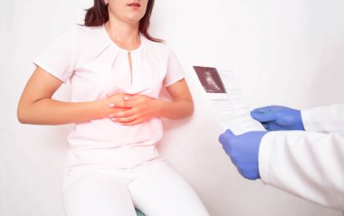 Doktor dalak problemi olan bir kıza splenomegali, organ büyütme teşhisi koydu. Bağışıklık ve kan bileşimisorumlu Vücut