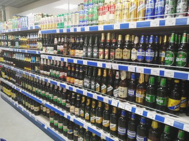 Bobruisk Belarus 28 08 2019: Şehirde büyük bir mağazada bira satışı, süpermarket