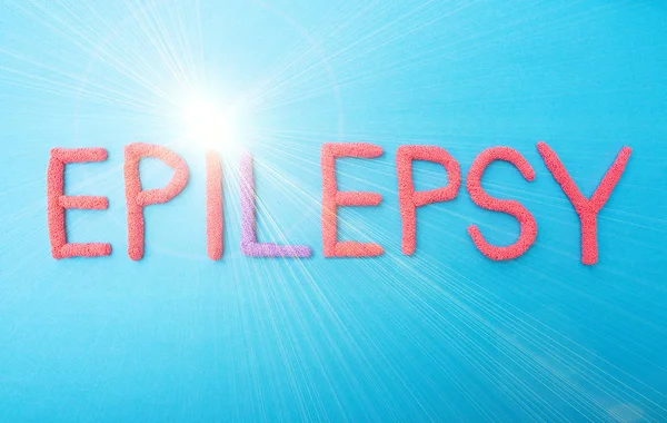 Epilepsia de palabras en letras rojas sobre un fondo azul concepto de ataques de epilepsia, medicina, inscripción —  Fotos de Stock