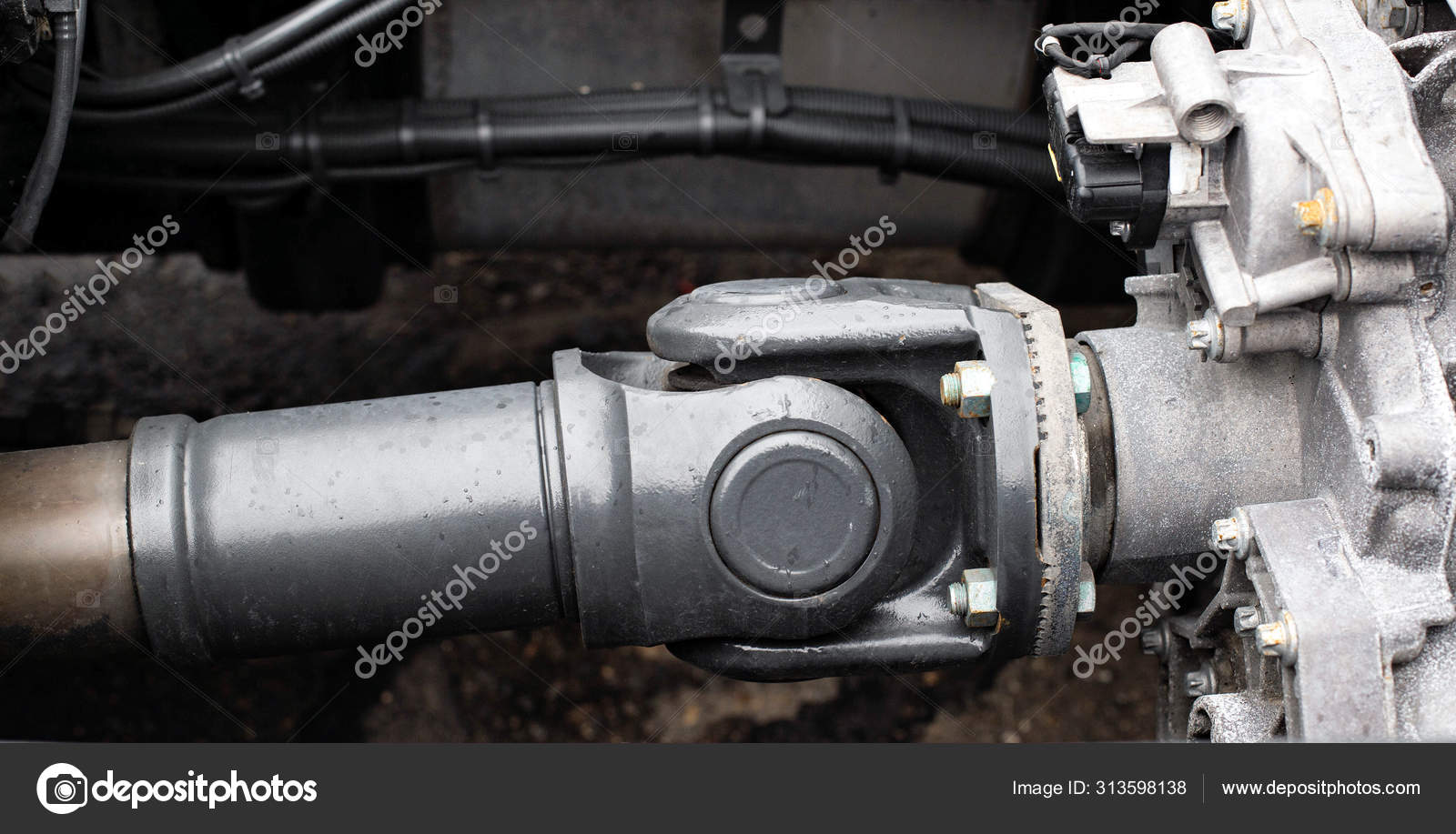 Transmissão Cardan de um caminhão que transmite torque. Eixo de transmissão  close-up, eixo da hélice — Foto © Genrix20061.mail.ru #313598138