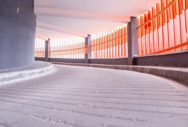 Modern araba parkı için dairesel kayıt. Güzel mimari bina, güneşli, kopyalama alanı