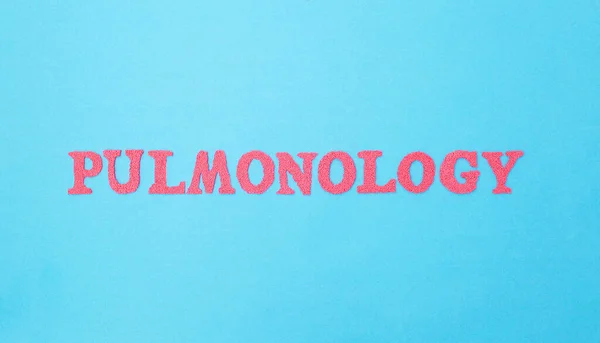 Напис пульмонологія на синьому фоні. Концептуальні розділи медицини, що стосуються лікування пневмонії та захворювань легенів та дихальних шляхів — стокове фото