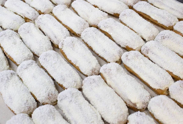 Massor av kokos eclair vaniljsås kakor, bakgrund, kopiera utrymme — Stockfoto