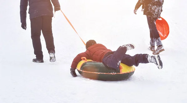 People climb a snowy mountain to move out of it. Winter roller coaster ride, background — Stock Photo, Image