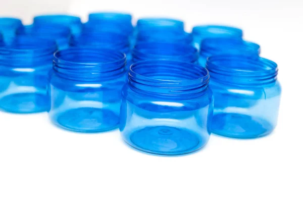 Frascos de plástico azul sobre un aislado de fondo blanco, tereftalato de polietileno, tara — Foto de Stock