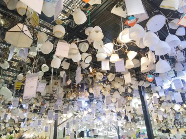 Bobruisk Belarus 19.09.2019: Modern avize mağazasında ışıklandırma için indirim