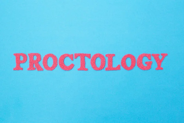 파란 배경에 proctology 라는 단어가 있습니다. 항문, 치질, 결장암의 치료를 다루는 의학의 개념적 인 부분 — 스톡 사진