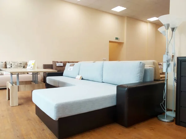 Bobruisk Belarus 19.09.2019：在家具店销售新的现代化舒适沙发和床 — 图库照片