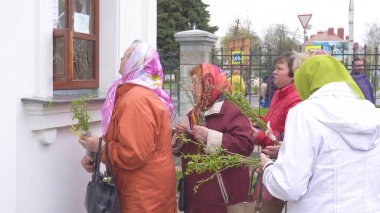 Bobruisk, Beyaz Rusya - 21 Nisan 2019: Kilise Hıristiyan tatil Palm Pazar, insanlar söğüt ve söğüt dalları, gelenek ışık kiliseye gitmek