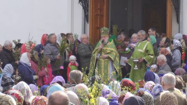 Bobruisk, Beyaz Rusya - 21 Nisan 2019: Kilise Hıristiyan tatil Palm Pazar, insanlar söğüt ve söğüt dalları, gelenek ışık kiliseye gitmek