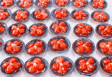 Taze çilek, arka plan ile bir tartlet çok güzel ve lezzetli kek. Yaz tatlısı, taze meyve