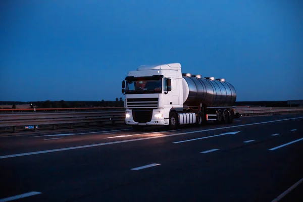 Een vrachtwagenchauffeur vervoert gevaarlijke goederen in een tank. Het concept van het vervoer van gevaarlijke goederen Adr truckers, kopieerruimte — Stockfoto