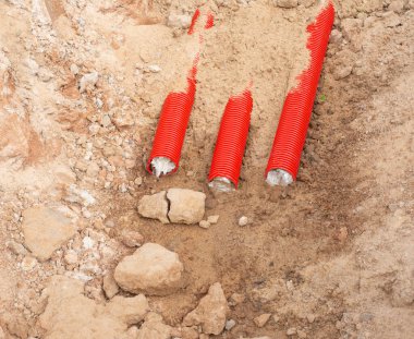 Yeraltına elektrik ve internet kabloları döşemek için modern borular, kamu hizmetleri, arka plan