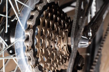 Dağ bisikleti MTB 'de vites değiştirmek, zincir halkalarda hareket etmek. Hızları değiştirir. Bisiklet kolundaki vites değiştir. Zincirleme sürüş zinciri. Ön raydan çıkarıcı. Makro yakın plan alçak açı çekimi.