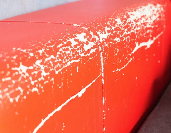 Textura de couro danificada nos estofos do sofá e móveis. Restauração e reparação, couro vermelho, fundo — Fotografia de Stock