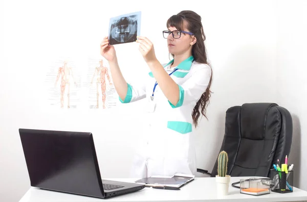 Tandarts kijken röntgenfoto orthopantomogram van kaak en tanden. Kunstgebitten, cariës en pulpitis van verstandskiezen, achtergrond — Stockfoto