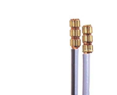 Beyaz arka planda iki otomotiv elektrik kablosu var.