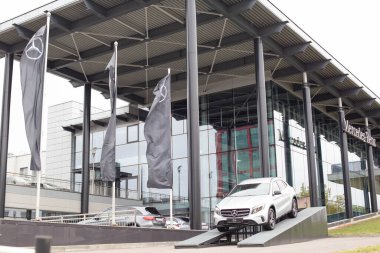 MINSK, BELARUS 21.09.2019: Araba ve modern Mercedes satan otomobil galerisi