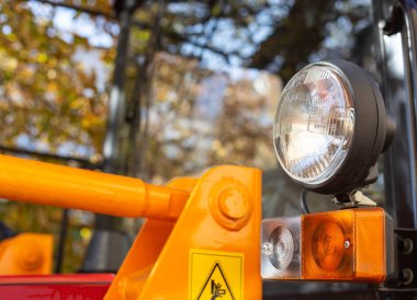 Farlar ve tarımsal makinelerin sinyallerini açın. Tehlike uyarı ışıkları, endüstri