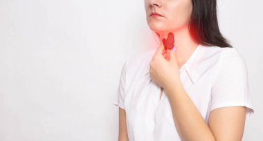 Kız elini beyaz arka planda tutan tiroit beziyle boynunu tutuyor. Tiroid hastalıkları ve sorunlar kavramı, ağrı ve tedavi, iyot