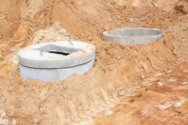 Dışarıdaki beton halkalarla kanalizasyon boşaltma sistemi inşa ediliyor.