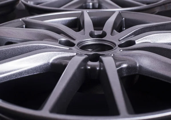 Siyah Arka Planda Alüminyumdan Yapılmış Modern Otomotiv Alaşımı Tekerleği Endüstri — Stok fotoğraf