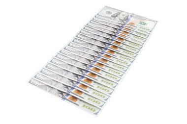 Beyaz arka planda 100 dolarlık banknotlar var. Ekonomi ve finans kavramı, alışveriş