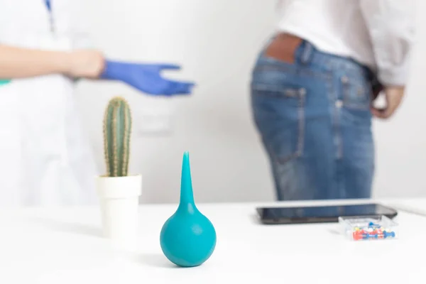 Doktor Proktologe Zieht Medizinische Handschuhe Für Eine Digitale Untersuchung Des — Stockfoto