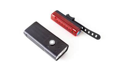 Bisiklet aydınlatma seti. Güvenlik ve aydınlatma için far ve fren ışığı koyu, beyaz arka planda, izole