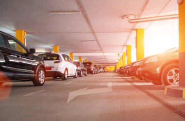 Alışveriş merkezinde, gün batımında çok katlı otoparkta korumalık yapmış. Metin için alanı kopyala