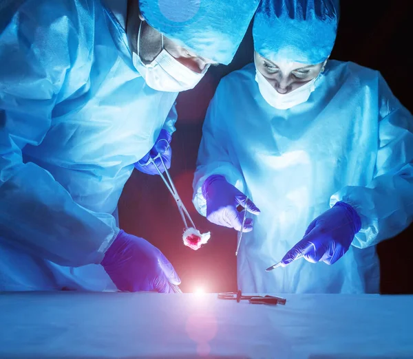 Twee artsen voeren laserchirurgie uit om spataderen en aambeien te behandelen. Concept laserchirurgie — Stockfoto