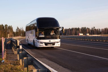 BOBRUISK, BELARUS 26.06.2019: rahat yolcu otobüsü otoyolda, turizm