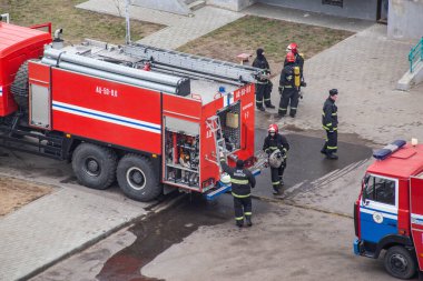 BOBRUISK, BELARUS 3.02.2020: İtfaiyeciler yangını söndürmek için özel ekipmanlar yerleştirdiler