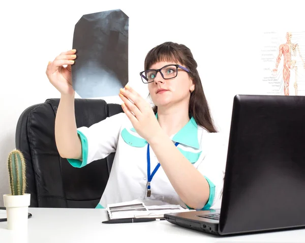 Ein Chirurg diagnostiziert eine Röntgenaufnahme der Halswirbelsäule. Das Konzept der degenerativen Veränderungen der Halswirbelsäule, Osteochondrose, Hintergrund — Stockfoto