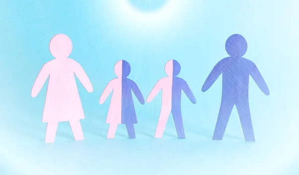 Figuras de pessoas de família de pai, mãe e crianças em um fundo azul. Genética humana e conceito de genótipo, microbiologia — Fotografia de Stock