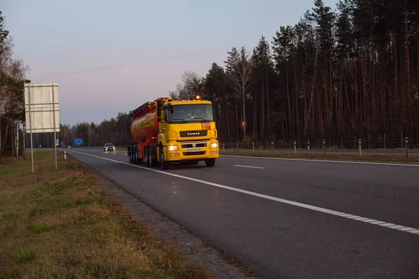 BOBRUISK, BELARUS 26.06.2019: Kamyon yakıt tankeri orman zeminine karşı otoyolda tehlikeli mallar taşıyor