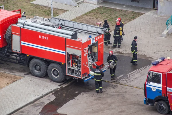 BOBRUISK, BELARUS 3.02.2020: Brandmän använder särskild utrustning för att släcka branden — Stockfoto