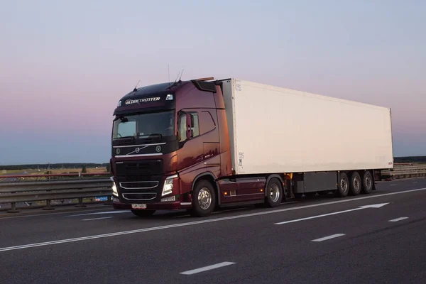 BOBRUISK, BELARUS 26.06.2019: El camión lleva carga en la carretera por la noche contra el cielo nocturno —  Fotos de Stock