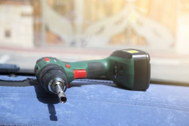 Akü tornavida veya matkap. Elektrikli inşaat aleti.