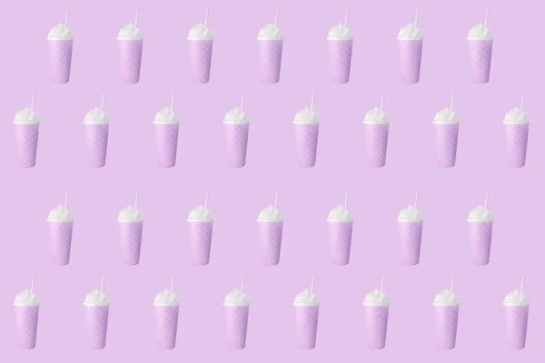 Pastel pembe pembe pembe kokteyl bardak minimal kompozisyon desen arka plan. Summerr konsepti