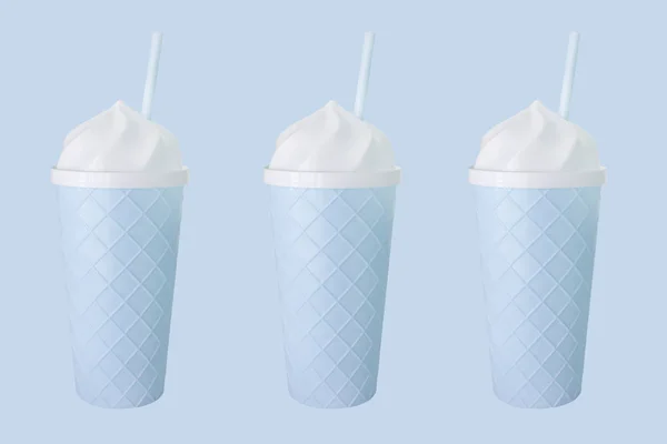 Mavi backround üzerinde 3 mavi kokteyl bardak minimal kompozisyon. Summerr konsepti