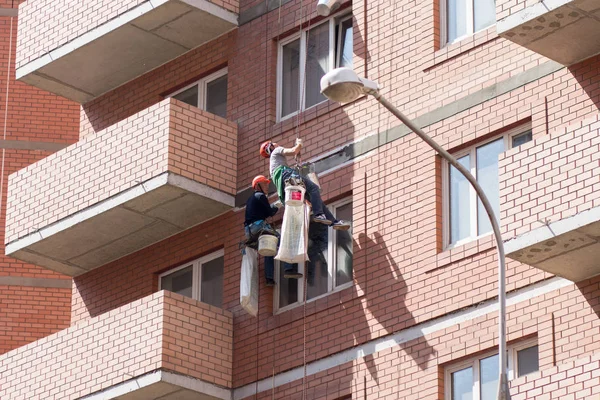 Emniyet kemeri takan gökdelenler yeni bir evde çalışıyorlar