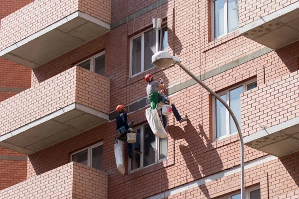 Emniyet kemeri takan gökdelenler yeni bir evde çalışıyorlar