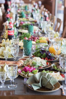 Tatil için bir restoranda bir masa koydu