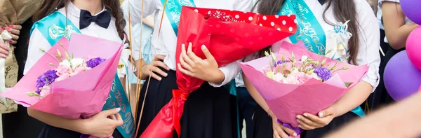 女子学生の卒業式で花を持つ アルメニアの学校 — ストック写真