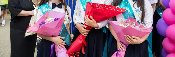 Skolepiger Med Blomster Til Eksamen Armensk Skole - Stock-foto