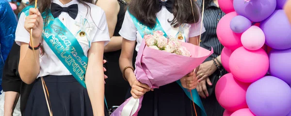 Alunas Com Flores Formatura Escola Arménia — Fotografia de Stock