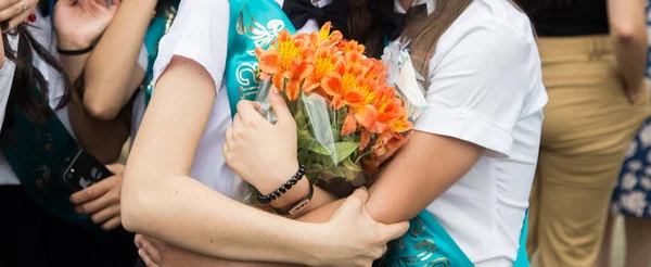 Uczennice Kwiatami Maturze Ormiańskiej Szkoły — Zdjęcie stockowe